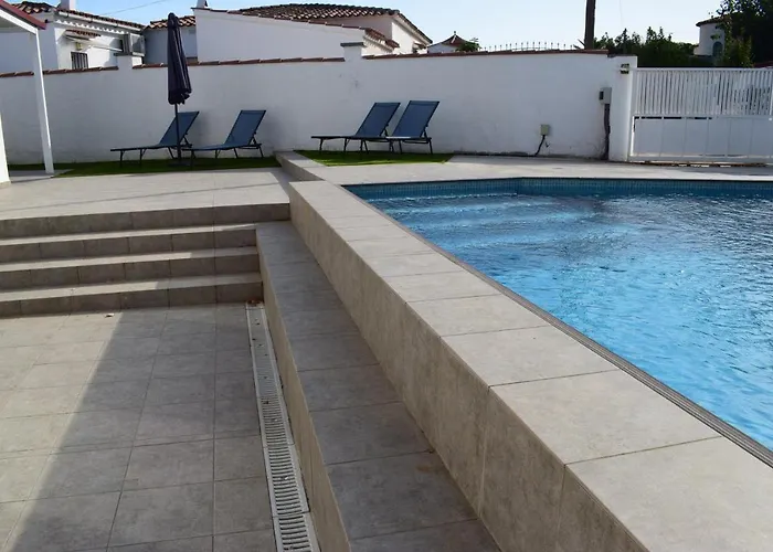 Casa Con Piscina Ref 381 *
