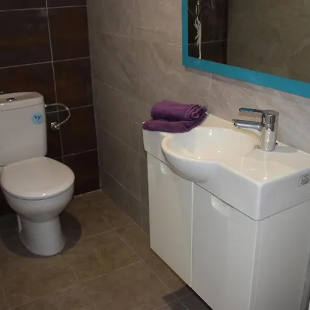 Casa Con Piscina Ref 381 *