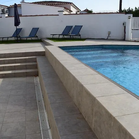 Casa Con Piscina Ref 381 *