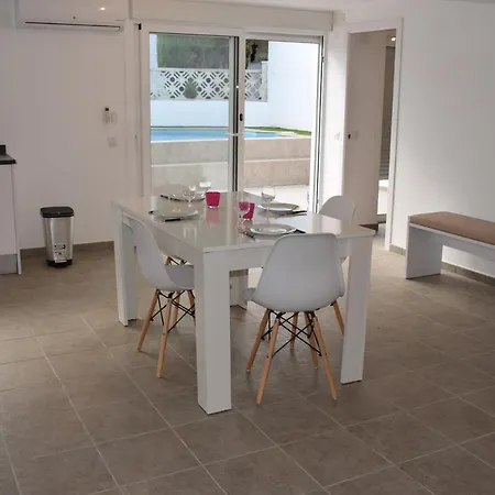Casa Con Piscina Ref 381 * 艾姆布里亚布拉瓦